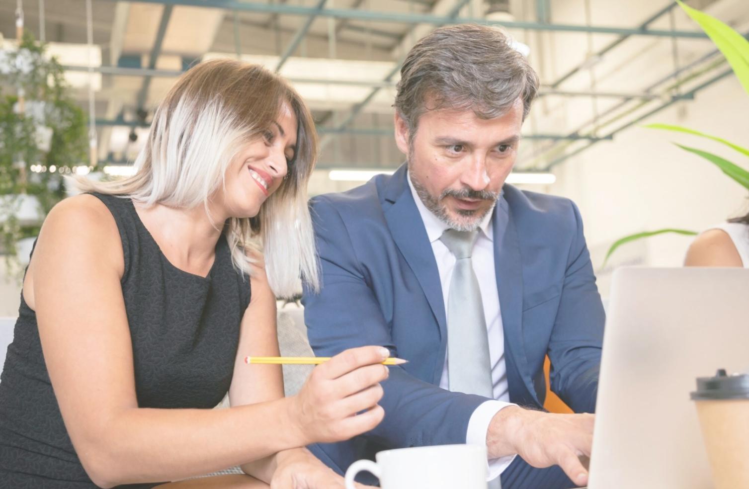 Profesionales trabajando en análisis financiero con documentos y calculadoras